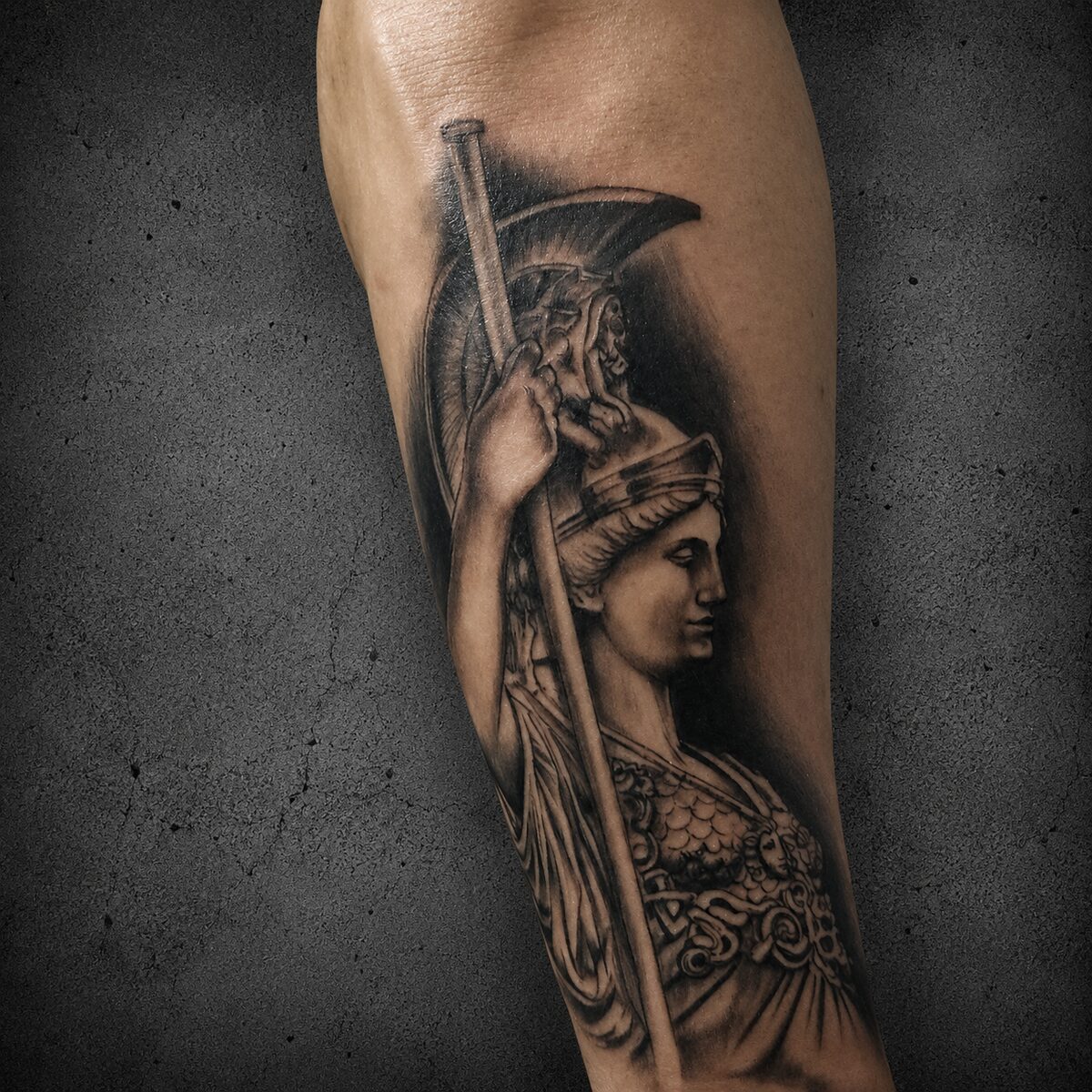 Tatuagem realista de Atena, braço