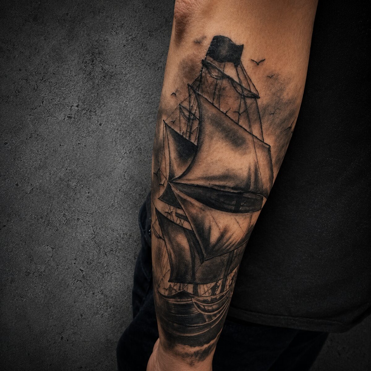 Tatuagem realista de navio, antebraço