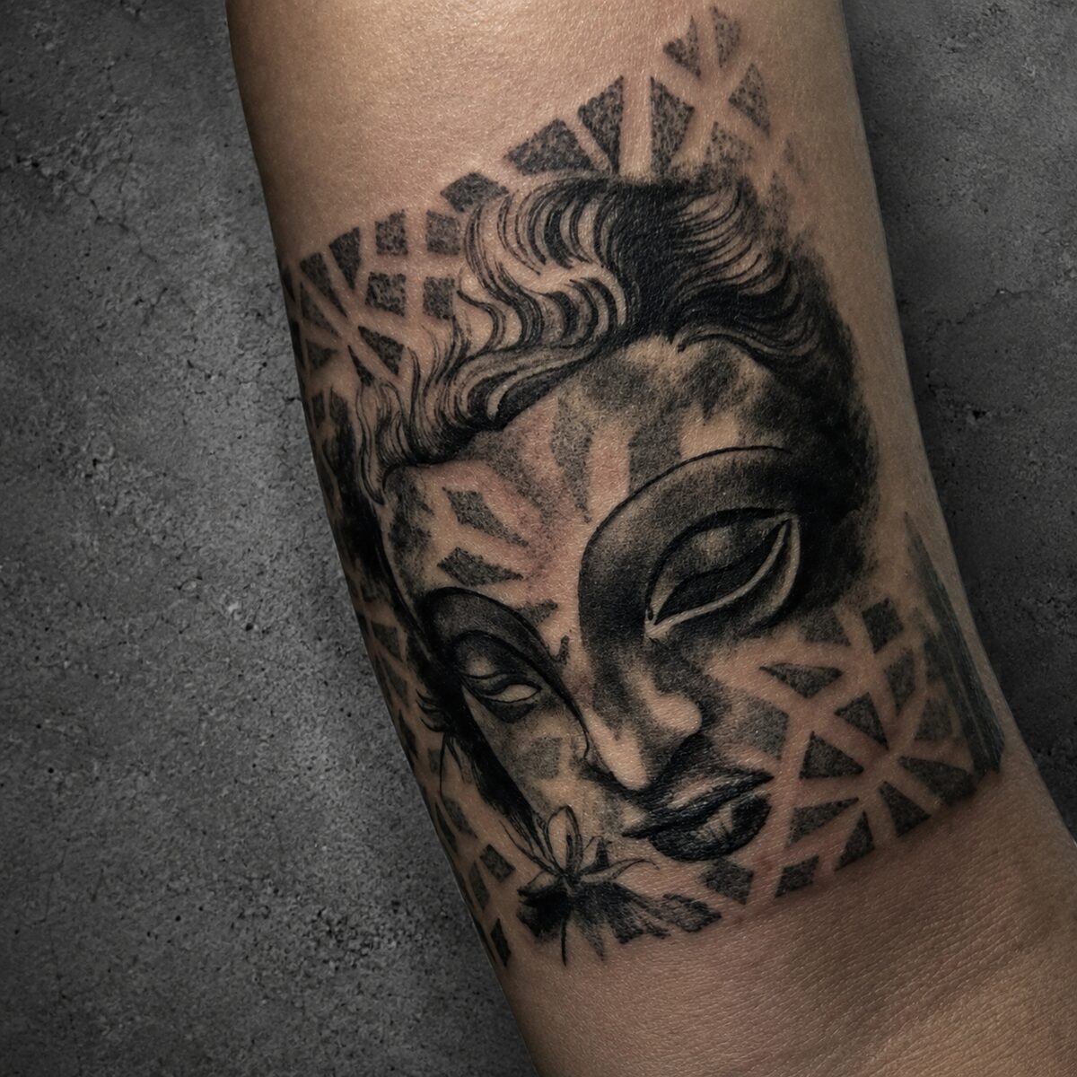 Tatuagem de rosto com padrão geométrico, blackwork